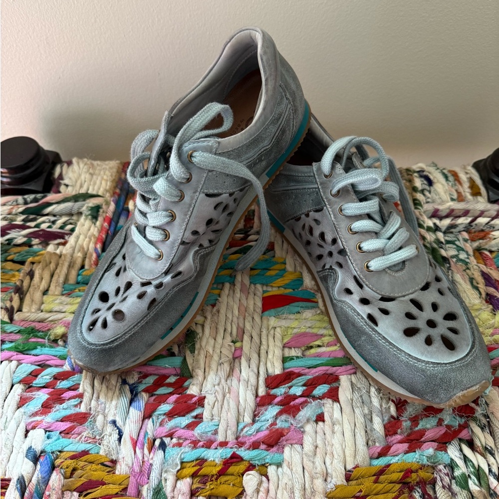 Stylish Roan tennis shoes